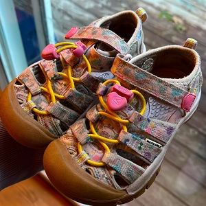 LIKE NEW TODDLER KEEN SANDALS
